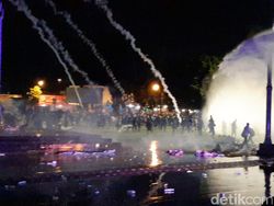 Bubarkan Demo Omnibus Law di Banyumas, Polisi Tembakkan Gas Air Mata