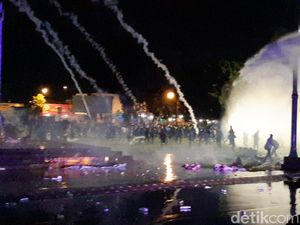 Bubarkan Demo Omnibus Law di Banyumas, Polisi Tembakkan Gas Air Mata Bubarkan Demo Omnibus Law di Banyumas, Polisi Tembakkan Gas Air Mata