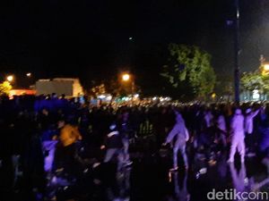 Video Water Cannon-Gas Air Mata Bubarkan Massa Pedemo di Purwokerto