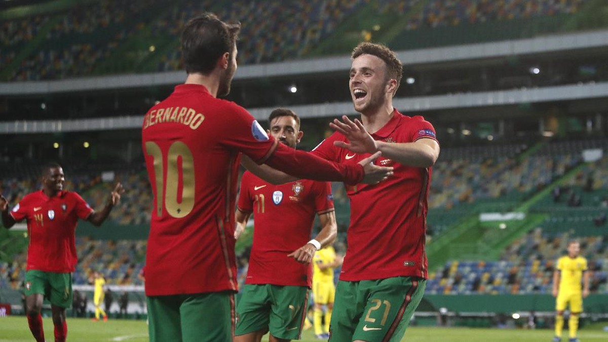 Bernardo Silva dan Diogo Jota merayakan gol Portugal. Foto: AP/Armando Franca