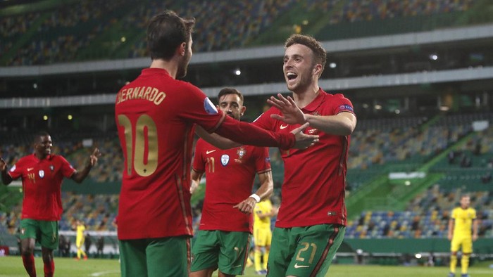 Portugals Bernardo Silva,left, celebrates with teammate Portugals Diogo Jota after scoring the opening goal during the UEFA Nations League soccer match between Portugal and Sweden at the Jose Alvalade stadium in Lisbon, Portugal, Wednesday, Oct. 14, 2020. (AP Photo/Armando Franca)