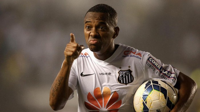 SANTOS, BRAZIL - NOVEMBER 05:  Robinho of Santos celebrates the second goal during the match between Santos and Cruzeiro for Copa do Brasil 2014 at Vila Belmiro Stadium on November 5, 2014 in Santos, Brazil.  (Photo by Friedemann Vogel/Getty Images)
