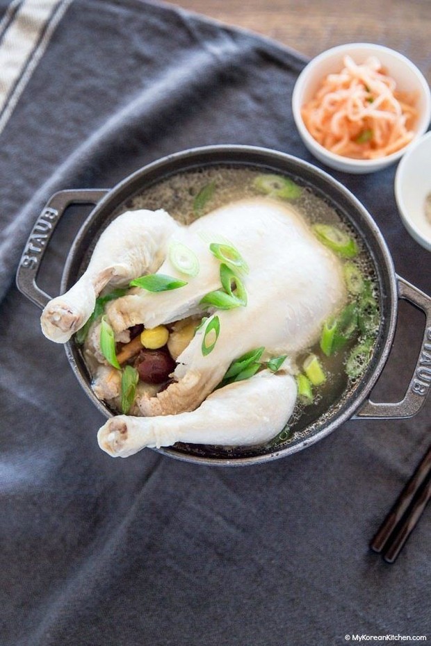 Samgyetang atau sup ayam dengan ginseng merupakan sup ayam utuh yang berisi beras, ginseng, jujube, kacang ginko dan bawang putih.