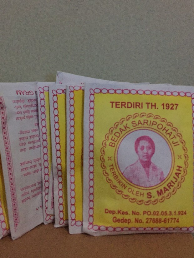 Bedak saripohatji merupakan bedak legendaris jaman dulu.