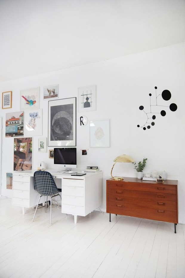 Ruangan yang berantakan juga akan membuat ruangan kamu jadi lebih kecil secara visual. Jadi mulai sekarang rajin merapihkan ruangan kamu,