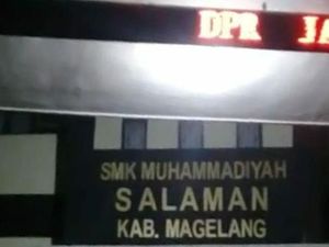 Video Running Text di Gerbang SMK Magelang Diretas Jadi Makian ke DPR Video Running Text di Gerbang SMK Magelang Diretas Jadi Makian ke DPR