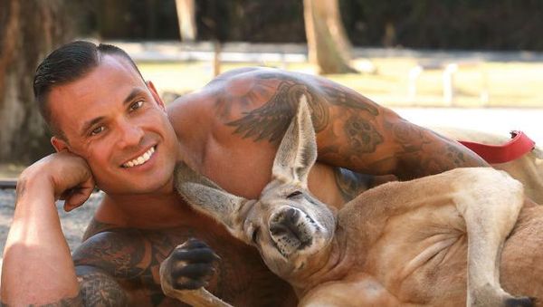 Ragam Potret Pemadam Kebakaran Berpose Hot untuk Kalender