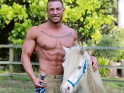 Kumpulkan Sumbangan, Pemadam Kebakaran Berpose Seksi dengan Hewan