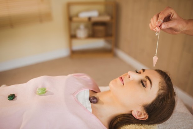 Menjadikan crystal healing sebagai aksesori inilah yang kini banyak dijadikan hobi di masa pandemi untuk meningkatkan daya tahan dan kesehatan tubuh