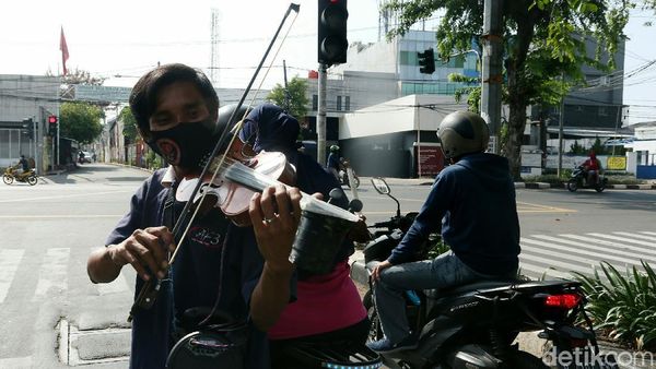 Aksi Pengamen Jalanan Hibur Masyarakat di Tengah Pandemi