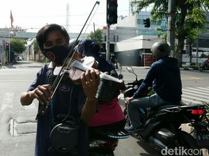 Aksi Pengamen Jalanan Hibur Masyarakat di Tengah Pandemi