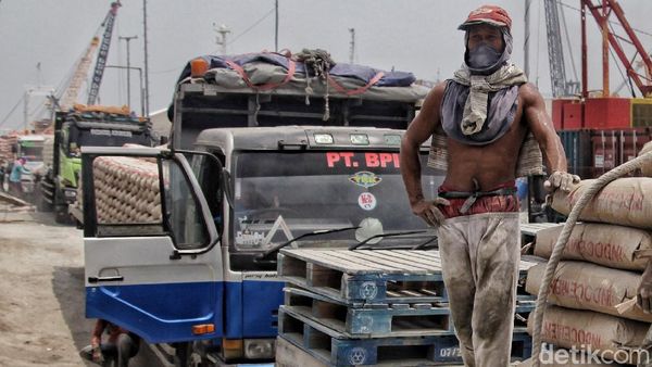 Aktivitas Buruh Kasar di Tengah Polemik UU Cipta Kerja