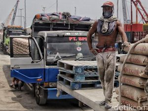 Aktivitas Buruh Kasar di Tengah Polemik UU Cipta Kerja
