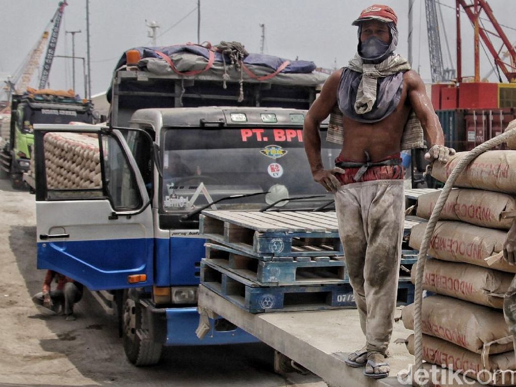 Aktivitas Buruh Kasar di Tengah Polemik UU Cipta Kerja Aktivitas Buruh Kasar di Tengah Polemik UU Cipta Kerja