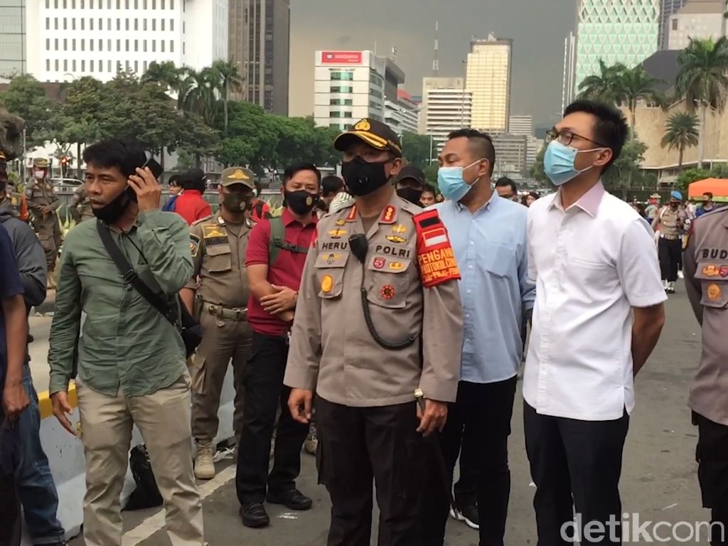 Video Stafsus Jokowi Sempat Temui Mahasiswa Pedemo di Patung Kuda