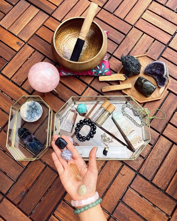 Ayla Dimitri/instagram.com/ayladimitri istri dari Rama Devara ini memperlihatkan bebera koleksinya berupa kristal dengan warna-warna berbeda.