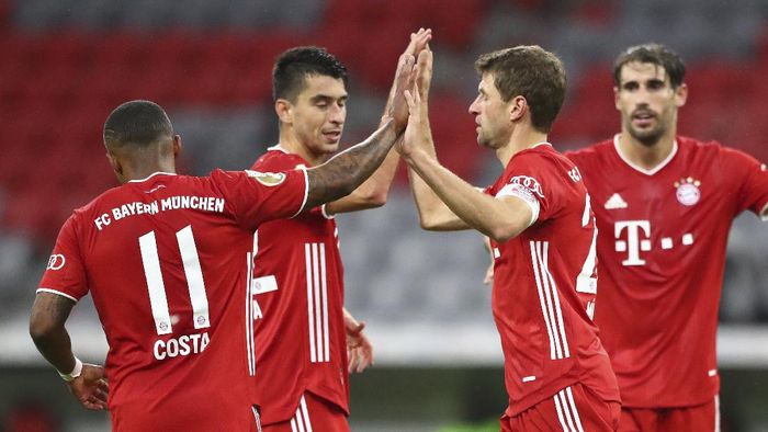 bayern munich thomas mueller fc duren dfb pokal 2020/2021 Bayerns Thomas Mueller, right, celebrates after scoring his sides second goal during the 1st round German Soccer Cup match between FC Bayern Munich and FC Duren, at the Allianz Arena in Munich, Germany, Thursday, Oct. 15, 2020. (AP Photo/Matthias Schrader)