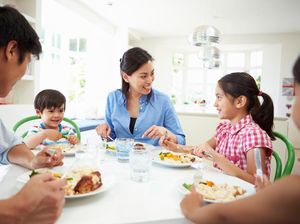 Begini Pengalaman Keluarga Asia Saat Makan di Restoran Bareng Keluarga Begini Pengalaman Keluarga Asia Saat Makan di Restoran Bareng Keluarga