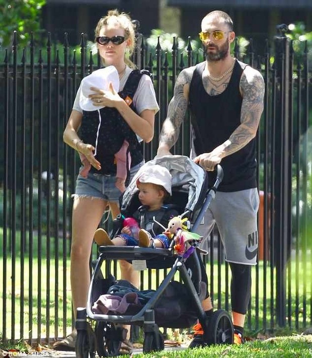 Behati Prinsloo dan Adam Levine/Foto: Pinterest Artis hollywood yang berpasangan dengan anak band