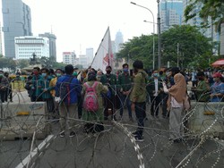 Mahasiswa Pendemo Tolak Omnibus Law Tiba di Bundaran Patung Kuda Jakarta
