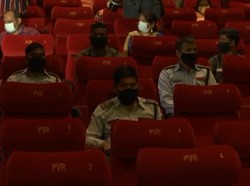 Duh! Heboh Penyemprotan Cairan Asing di Pemutaran Film India