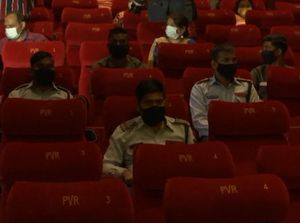 Kasus Corona Harian Masih 60 Ribuan, India Nekat Buka Bioskop Kasus Corona Harian Masih 60 Ribuan, India Nekat Buka Bioskop