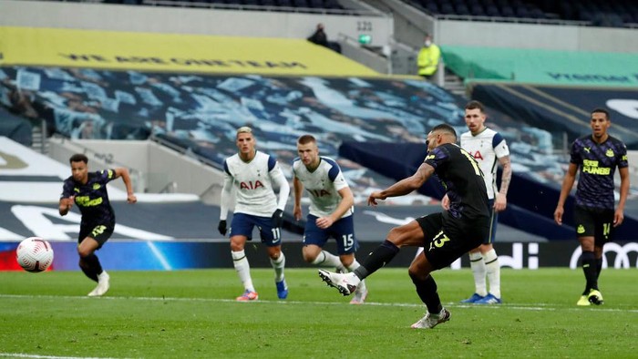 LONDON, ENGLAND - SEPTEMBER 27: Callum Wilson of Newcastle United scores his sides first goal during the Premier League match between Tottenham Hotspur and Newcastle United at Tottenham Hotspur Stadium on September 27, 2020 in London, England. Sporting stadiums around the UK remain under strict restrictions due to the Coronavirus Pandemic as Government social distancing laws prohibit fans inside venues resulting in games being played behind closed doors. (Photo by Andrew Boyers - Pool/Getty Images)