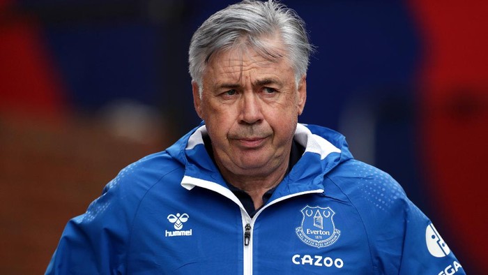 LONDON, ENGLAND - SEPTEMBER 26: Carlo Ancelotti, Manager of Everton looks on during the Premier League match between Crystal Palace and Everton at Selhurst Park on September 26, 2020 in London, England. Sporting stadiums around the UK remain under strict restrictions due to the Coronavirus Pandemic as Government social distancing laws prohibit fans inside venues resulting in games being played behind closed doors. (Photo by Bradley Collyer - Pool/Getty Images)