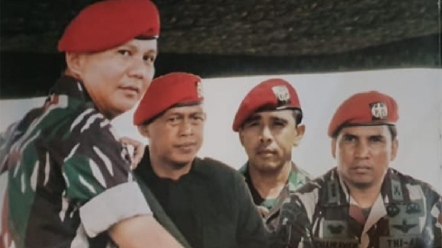 Chairawan (empat dari kiri) saat masih berdinas di Satuan Kopassus TNI AD bersama Prabowo Subianto.