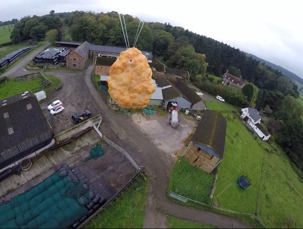 Hal unik terjadi saat Supermarket Iceland Foods merayakan ulang tahun ke-50. Lewat akun twitternya, mereka mengumumkan kalau mereka mengirimkan sebuah chicken nugget ke luar angkasa.