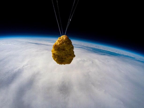 Ayam olahan tersebut berhasil dikirim ke luar angkasa dan mencapai ketinggian 110.000 kaki atau lebih dari 33 meter di atas bumi.