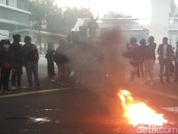 Massa Demo-Bakar Ban di Kolong Flyover Kuningan, Lalin Dialihkan