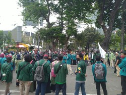 Mahasiswa Orasi Tolak Omnibus Law di Monas