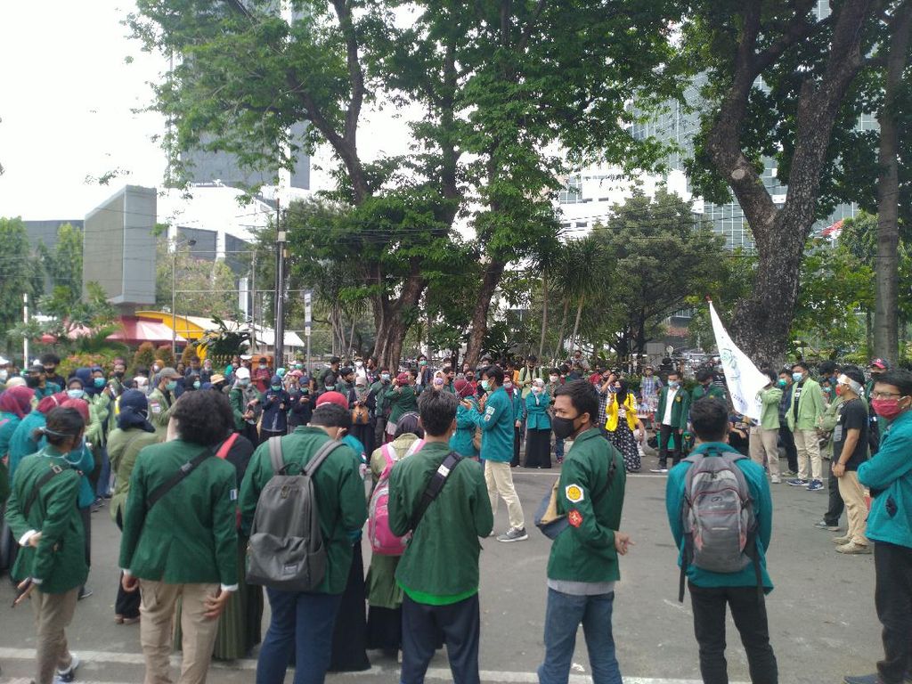 Mahasiswa Orasi Tolak Omnibus Law di Monas Mahasiswa Orasi Tolak Omnibus Law di Monas