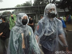 Video Massa Tolak Omnibus Law Bubar Diguyur Hujan Deras