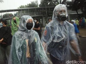 Video Massa Tolak Omnibus Law Bubar Diguyur Hujan Deras Video Massa Tolak Omnibus Law Bubar Diguyur Hujan Deras