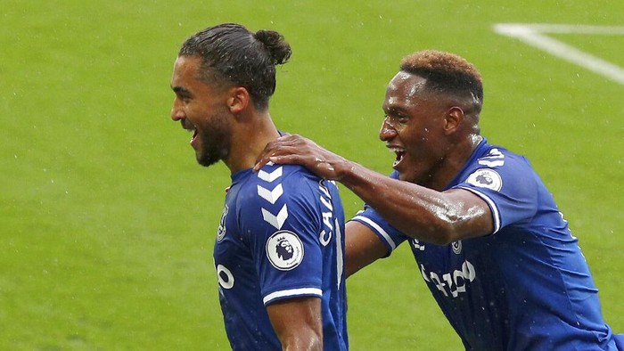 Evertons Dominic Calvert-Lewin, left, celebrates after scoring his sides first goal during the English Premier League soccer match between Everton and Brighton at the Goodison Park stadium in Liverpool, England, Saturday, Oct. 3, 2020. (Peter Byrne/Pool via AP)