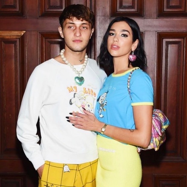 , Dua Lipa ditanya apakah dia pernah masuk ke DM selebriti dan dia mengakui bahwa itulah cara dia mendekati pacarnya