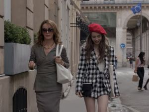 Emily in Paris 2 Tampilkan Lebih Banyak Drama, Seks, dan Cinta