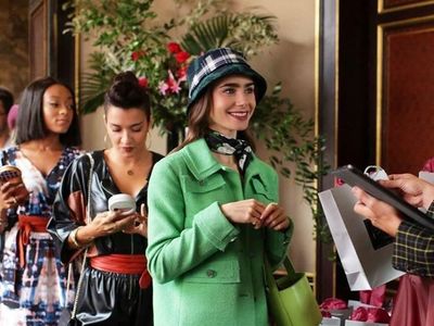 10 Gaya Terbaik Lily Collins Si Emily in Paris yang Bisa Jadi Inspirasi Kamu