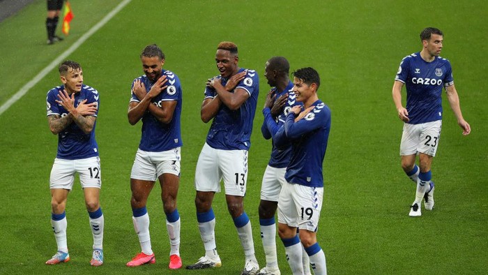 LIVERPOOL, ENGLAND - OCTOBER 03: Yerry Mina of Everton celebrates with teammates Dominic Calvert-Lewin, James Rodriguez, Lucas Digne and Abdoulaye Doucoure after scoring his sides second goal during the Premier League match between Everton and Brighton & Hove Albion at Goodison Park on October 03, 2020 in Liverpool, England. Sporting stadiums around the UK remain under strict restrictions due to the Coronavirus Pandemic as Government social distancing laws prohibit fans inside venues resulting in games being played behind closed doors. (Photo by Peter Byrne - Pool/Getty Images)