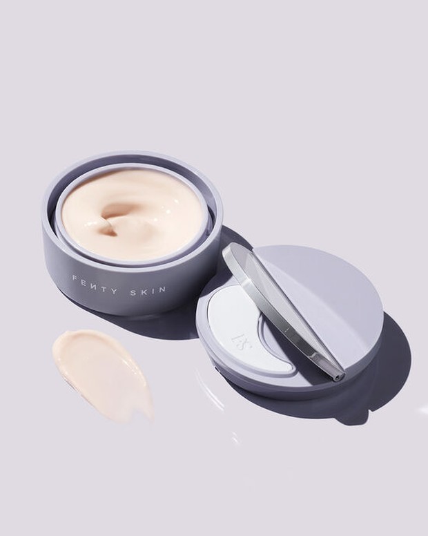Fenty Skin Instant Reset Overnight Recovery Gel-Cream/fentybeauty.com Ingin memiliki kulit seindah Rihanna? Kamu bisa menggunakan produk Fenty Skin Instant Reset Overnight Recovery Gel-Cream.