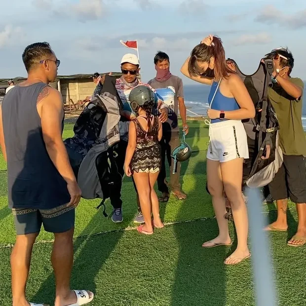 Momen liburan Nia Ramadhani.