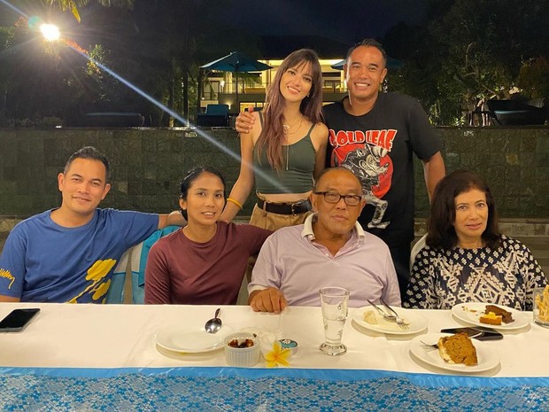 Potret liburan Nia Ramadhani di Bali.