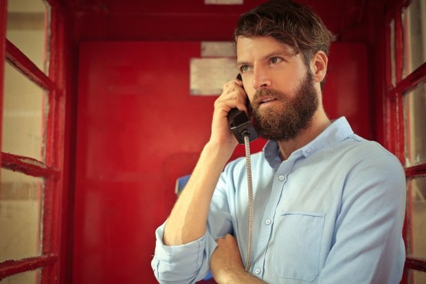 Gangguan Paranoid/ Sumber: Freepik.com Orang dengan gangguan ini mungkin berperilaku kasar atau keras kepala. Mereka mungkin sarkastik, yang sering kali menimbulkan perdebatan dengan orang lain, yang mungkin tampak menegaskan kecurigaan asli mereka.