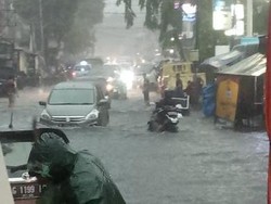 Rawasari Jaktim Tergenang Usai Diguyur Hujan Deras, Banyak Motor Mogok