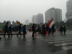 Hujan Guyur Patung Kuda, Massa Demo Tolak Omnibus Law Bubar