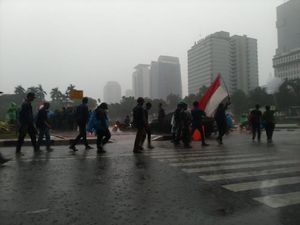 Hujan Guyur Patung Kuda, Massa Demo Tolak Omnibus Law Bubar
