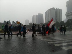 Hujan Guyur Patung Kuda, Massa Demo Tolak Omnibus Law Bubar