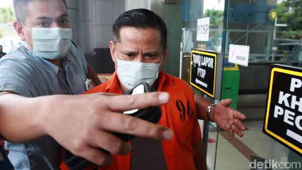 Penampakan Irjen Napoleon dan Brigjen Prasetijo Berbaju Tahanan